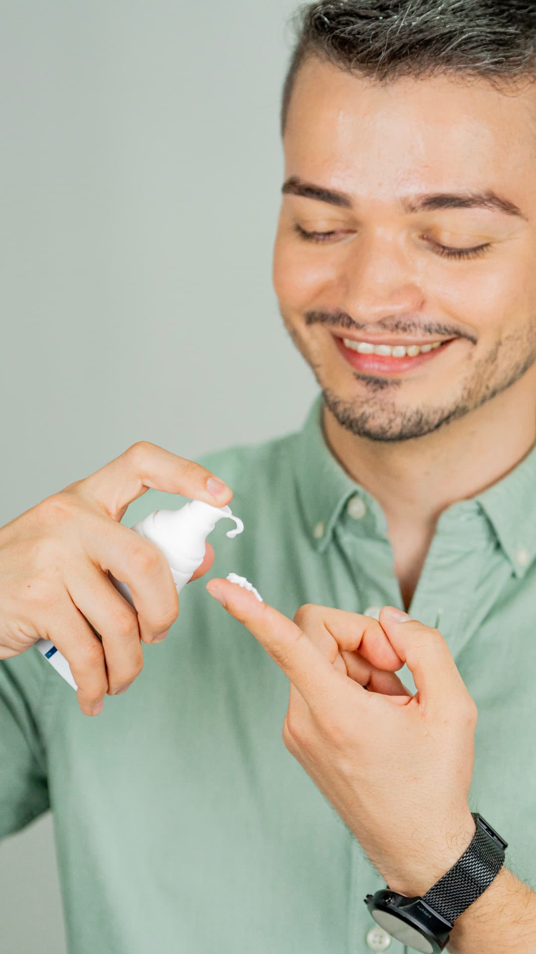 Dr. Tiago Barros, dermatologista, de jaleco